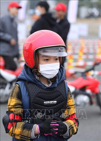 Các em từ 7-11 tuổi được trang bị bảo hộ đầy đủ trước khi nhập hội “Tay đua nhí” khu vực trải nghiệm xe địa hình cho trẻ em. Ảnh: Hoàng Hiếu - TTXVN 