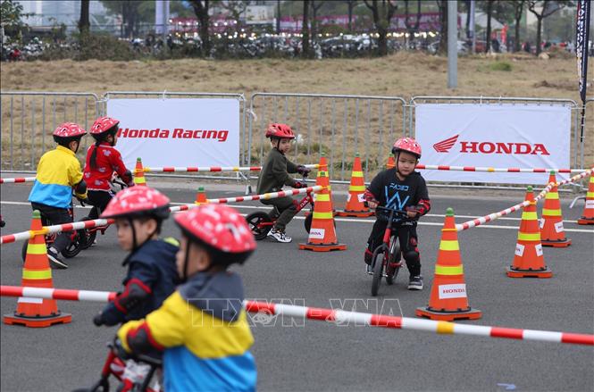 Cuộc thi với xe thăng bằng thu hút nhiều trẻ em từ 3-6 tuổi tham gia. Ảnh: Hoàng Hiếu - TTXVN 