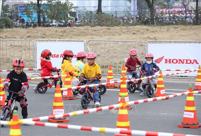 Trẻ em từ 3-6 tuổi trải nghiệm, thi đua với xe thăng bằng. Ảnh: Hoàng Hiếu - TTXVN 
