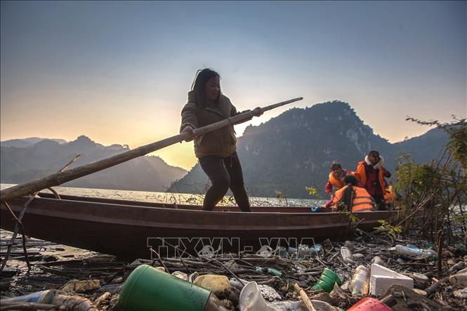 Không chỉ là “người lái đò” chở con thuyền tri thức, đưa học sinh cập bến tương lai theo nghĩa bóng, mà cô giáo Nụ còn là “người lái đò sông Đà”, đưa học sinh đến lớp, đến trường theo đúng nghĩa đen. Ảnh: Trọng Đạt-TTXVN