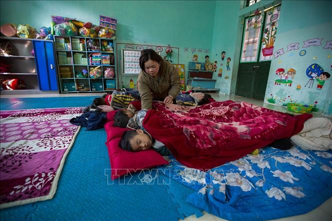 Cô giáo Nụ luôn chăm sóc cho các con với tinh thần trách nhiệm của một giáo viên, một người mẹ thứ hai và với tình thương vô bờ bến trong suốt bao năm qua. Ảnh: Trọng Đạt-TTXVN