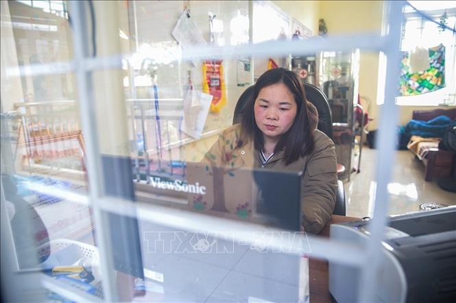 Ngoài công tác dạy học và đưa đón học sinh, cô Quách Thị Bích Nụ còn làm công tác quản lý khi cô là Hiệu phó trường mầm non xã Đồng Ruộng. Ảnh: Trọng Đạt-TTXVN