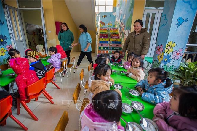 Một buổi ăn trưa của các con tại trường Mầm non Đồng Ruộng - ngôi trường được công nhận đạt chuẩn quốc gia mức độ I trong năm học 2020 - 2021, nơi cô Nụ đang công tác và là Hiệu phó của nhà trường. Ảnh: Trọng Đạt-TTXVN