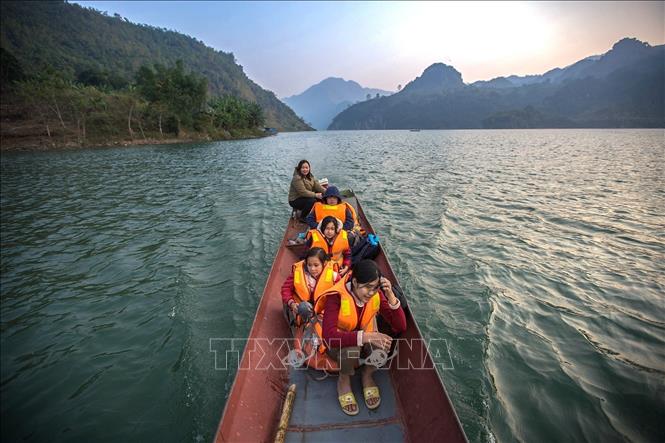 Cô giáo Nụ đưa học sinh vượt quãng đường 5km trên sông Đà để đến trường. Cô chia sẻ, có lúc cao điểm trong xóm có nhiều cháu theo học tác các điểm trường trong xã Đồng Ruộng, thuyền của cô chở 16, 17 học sinh vượt sông. Ảnh: Trọng Đạt-TTXVN
