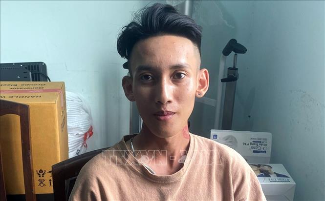 Đối tượng Nguyễn Tấn Đạt dùng dao đâm chết nạn nhân. Ảnh: TTXVN phát