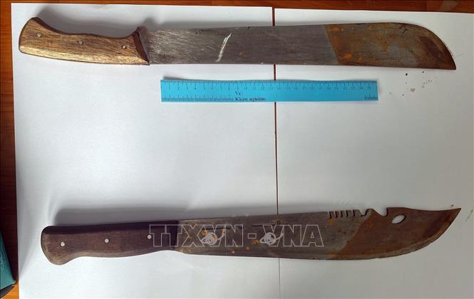 Hung khí các đối tượng dùng đâm chém nhau. Ảnh: TTXVN phát