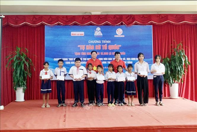 Nguoi Lao Dong (Labourer) Newspaper gives 50 gifts worth a total 100 million VND (4,230 USD) to disadvantaged students in the province. VNA Photo: Công Thử