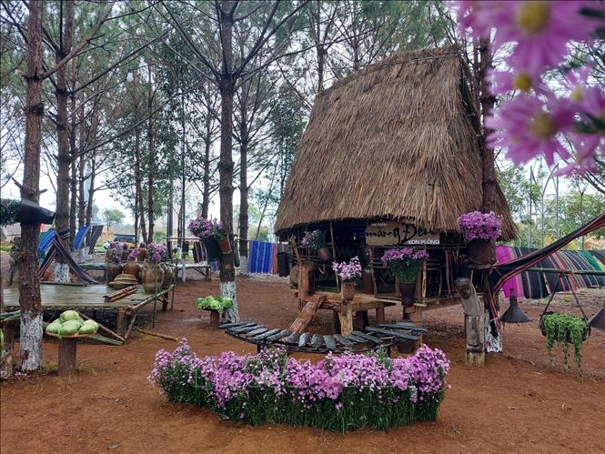 Không gian văn hóa “Thiên đường Tây Nguyên” (thị trấn Măng Đen, huyện Kon Plông, tỉnh Kon Tum) là địa điểm phục dựng 5 nhà rông truyền thống với nhiều vật dụng gắn với đời sống thường ngày của người dân tộc thiểu số tại chỗ. Ảnh Khoa Chương - TTXVN