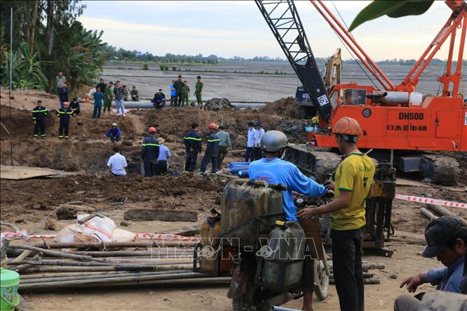 Tiếp tế thêm dầu để hoạt động các máy móc, thiết bị cứu nạn. Ảnh: Nhựt An - TTXVN