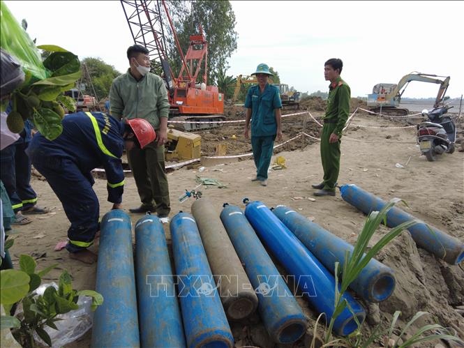 Những bình oxy được chuẩn bị sẵn sàng tại hiện trường. Ảnh: Nhựt An - TTXVN