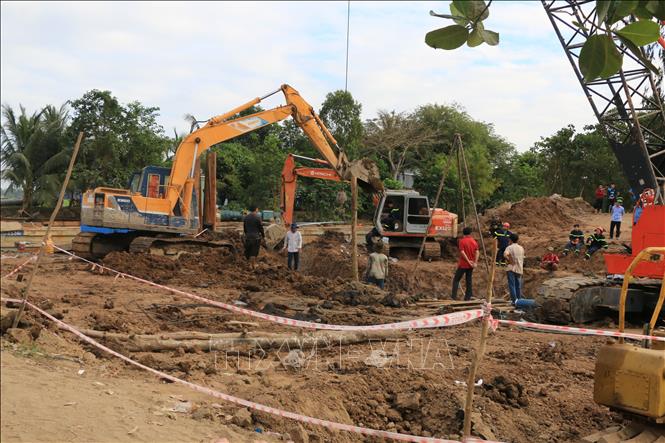 Lực lượng chức năng tiếp tục nỗ lực giải cứu em Thái Lý Hạo Nam. Ảnh: Nhựt An - TTXVN