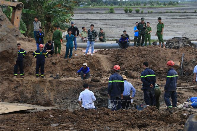 Lực lượng chức năng tiếp tục nỗ lực giải cứu em Thái Lý Hạo Nam. Ảnh: Nhựt An - TTXVN

