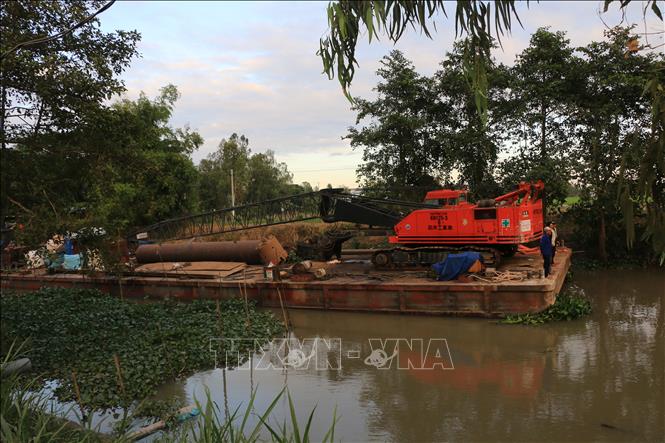Hơn 17 giờ ngày 1/1/2023, máy khoan cọc nhồi được đưa đến hiện trường để hỗ trợ công tác cứu nạn. Ảnh: Nhựt An - TTXVN