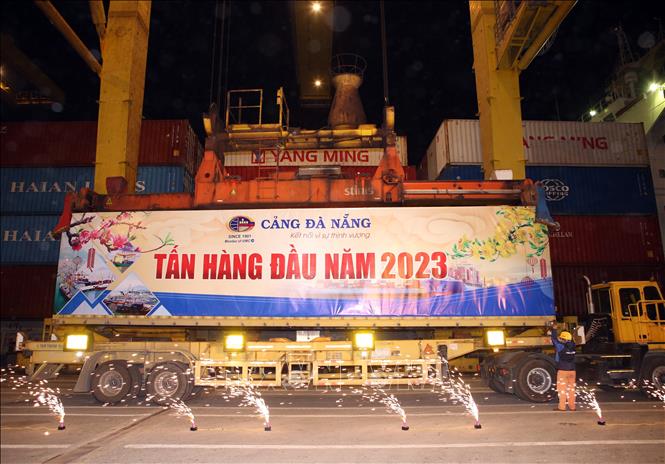 Da Nang Port JSC holds a ceremony welcoming the first tonne of cargo to Tien Sa port. VNA Photo: Trần Lê Lâm
