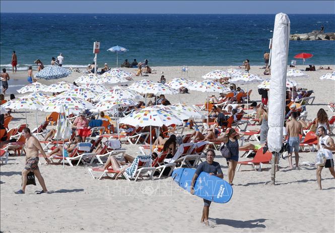 Trong ảnh (tư liệu): Người dân thư giãn trên bãi biển tại Tel Aviv, Israel. Ảnh: AFP/ TTXVN
