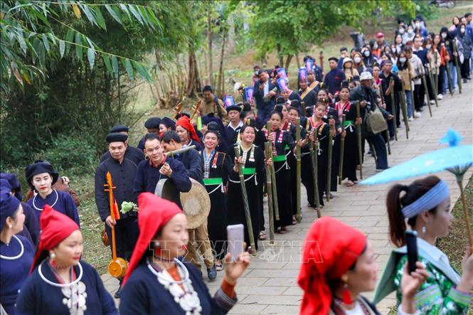 Đồng bào các dân tộc vùng Tây Bắc, Đông Bắc xuống chợ vùng cao. Ảnh: Tuấn Đức - TTXVN