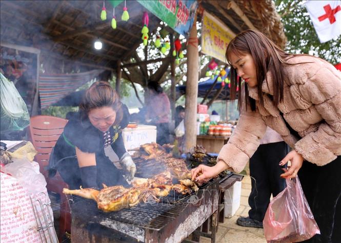 Các gian hàng ẩm thực dân tộc phong phú. Ảnh: Tuấn Đức - TTXVN