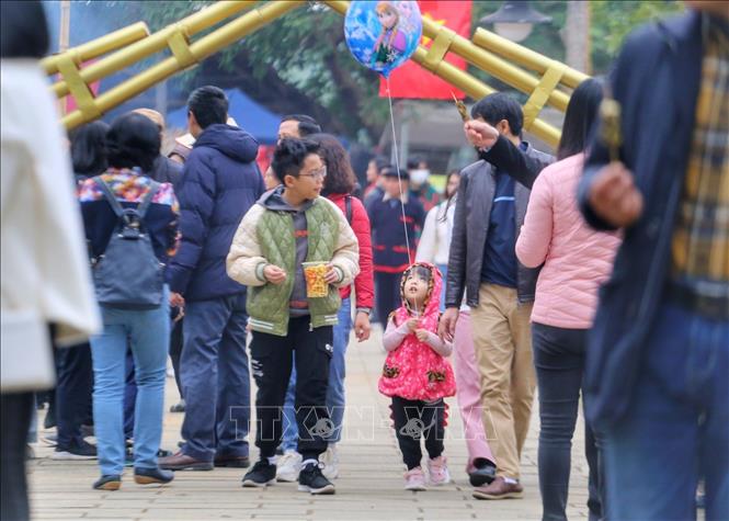 Phiên chợ vùng cao ngày Tết thu hút đông đảo du khách tham quan. Ảnh: Tuấn Đức - TTXVN