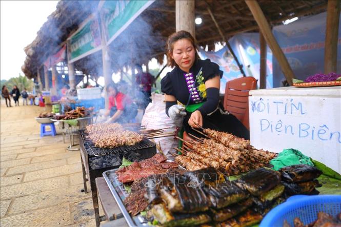 Các gian hàng ẩm thực dân tộc phong phú. Ảnh: Tuấn Đức - TTXVN
