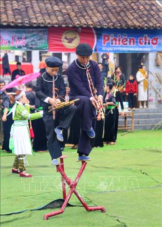 Tiết mục múa khèn đặc sắc của hai bố con nghệ nhân Lý Hồng Quân dân tộc Mông. Ảnh: Tuấn Đức - TTXVN