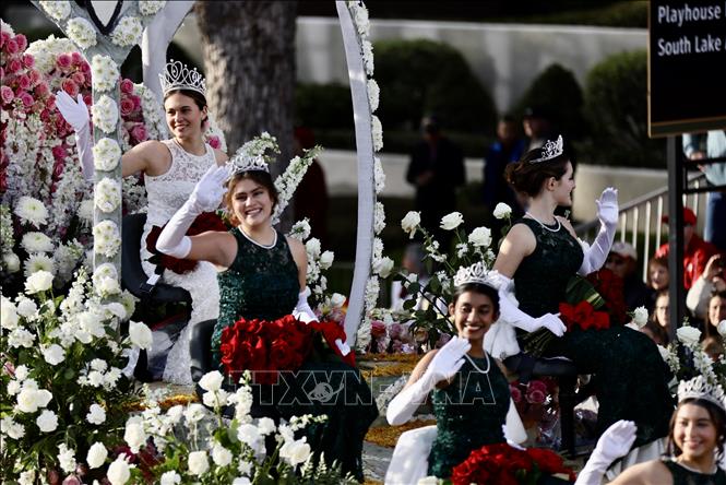 Nữ hoàng Hoa hồng và Công chúa Hoa hồng diễu hành trên xe hoa tại lễ diễu hành ở Pasadena, California, Mỹ. Ảnh: THX/TTXVN