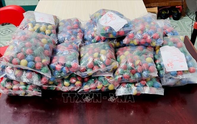 Trong ảnh: Tang vật 5,4kg pháo nổ lực lượng công an thu giữ. Ảnh: TTXVN phát.


