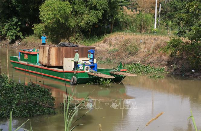 Đưa thêm phương tiện phục vụ công tác cứu nạn vào hiện trường. Ảnh: Nhựt An - TTXVN