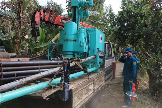 Đưa thêm phương tiện phục vụ công tác cứu nạn vào hiện trường. Ảnh: Nhựt An - TTXVN