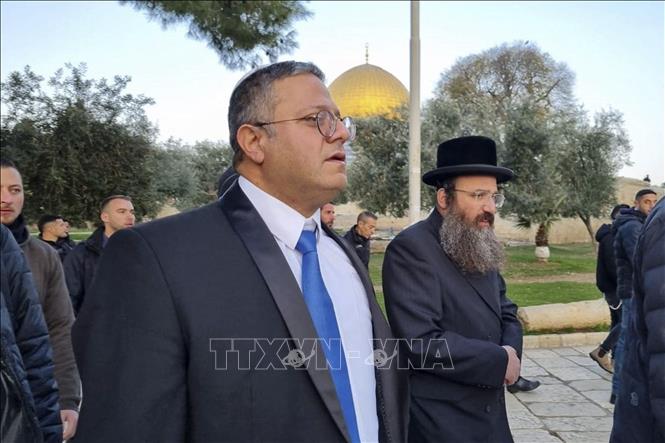 Bộ trưởng An ninh Israel Itamar Ben-Gvir (trái, phía trước) tới thăm khu phức hợp tọa lạc đền thờ Hồi giáo Al-Aqsa (Núi Đền) ở Jerusalem, ngày 3/1/2022. Ảnh: AFP/TTXVN
