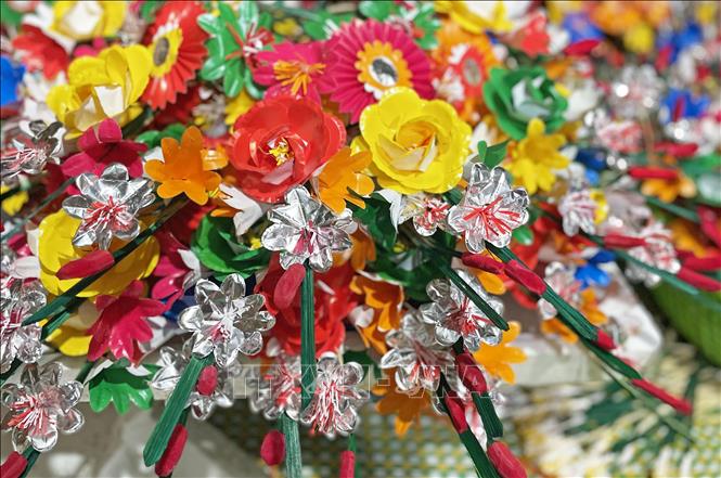 Trong ảnh: Hoa giấy Thanh Tiên mang ý nghĩa Tam Cương – Ngũ Thường. 3 cành hoa ở giữa tượng trưng cho Trung – Hiếu – Nghĩa; trong đó, luôn có một chiếc hoa màu vàng hoặc đỏ được làm to nhất tượng trưng cho đấng minh quân. Năm bông hoa hai bên tượng trưng cho Nhân – Lễ – Nghĩa – Trí – Tín”. Ảnh: Mai Trang - TTXVN