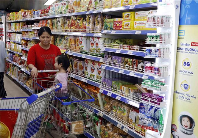 Trong ảnh: Người dân mua sắm tại Co.opmart Hà Đông, Hà Nội. Ảnh: Trần Việt - TTXVN