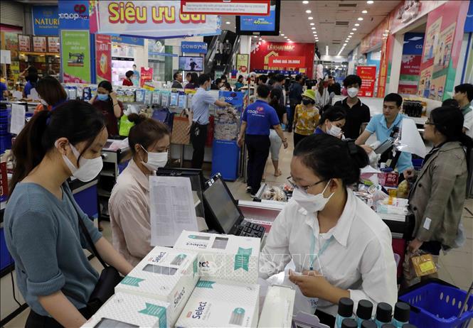 Trong ảnh: Người dân mua sắm tại Co.opmart Hà Đông, Hà Nội. Ảnh: Trần Việt - TTXVN