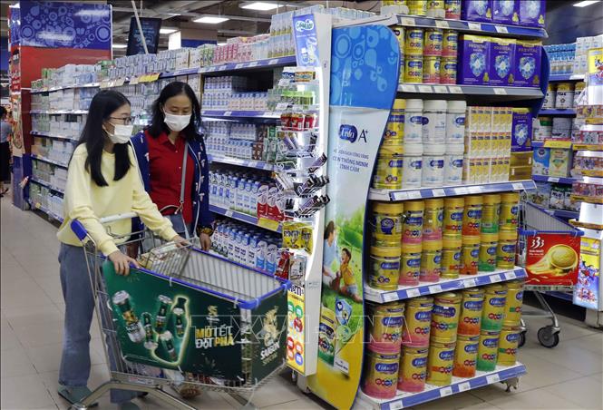Trong ảnh: Người dân mua sắm tại Co.opmart Hà Đông, Hà Nội. Ảnh: Trần Việt - TTXVN