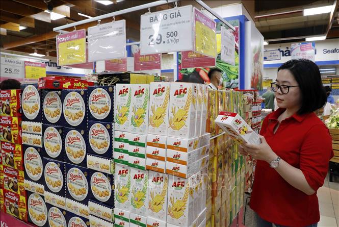 Trong ảnh: Người dân mua sắm tại Co.opmart Hà Đông, Hà Nội. Ảnh: Trần Việt - TTXVN