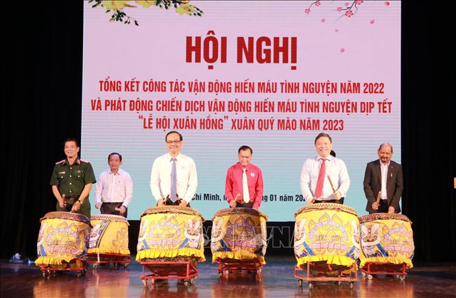 Trong ảnh: Các thành viên Ban chỉ đạo vận động hiến máu tình nguyện Thành phố Hồ Chí Minh đánh trống phát động Lễ hội Xuân hồng 2023. Ảnh: Đinh Hằng - TTXVN