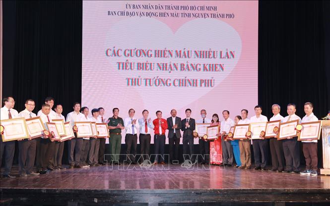 Trong ảnh: Các cá nhân hiến máu nhân đạo tiêu biểu năm 2022 được nhận Bằng khen của Thủ tướng Chính phủ. Ảnh: Đinh Hằng - TTXVN