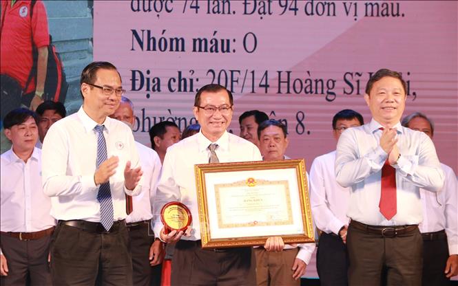 Trong ảnh: Ông Dương Anh Đức, Phó Chủ tịch UBND Thành phố Hồ Chí Minh, trao tặng Bằng khen của Thủ tướng Chính phủ cho người hiến máu nhân đạo tiêu biểu năm 2022. Ảnh: Đinh Hằng - TTXVN
