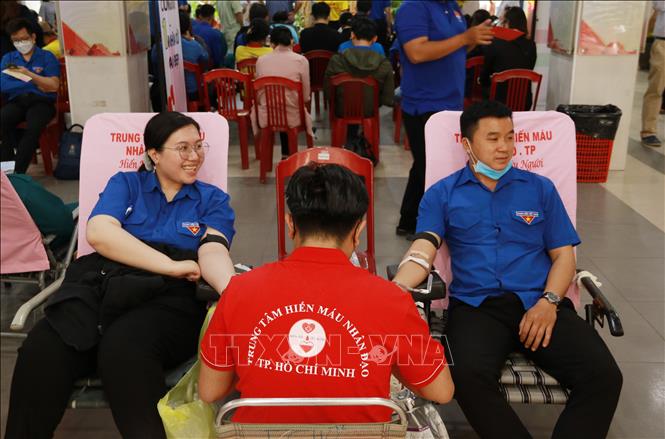 Trong ảnh: Nhiều thanh niên tham gia hiến máu tình nguyện sáng 4/1. Ảnh: Đinh Hằng - TTXVN
