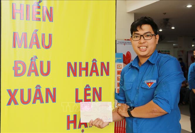 Trong ảnh: Một thanh niên tham gia hiến máu tình nguyện sáng 4/1. Ảnh: Đinh Hằng - TTXVN