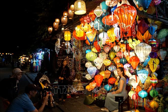 Đèn lồng được treo và bày bán trên các tuyến phố cổ ở thành phố Hội An. Ảnh: Trịnh Bang Nhiệm - TTXVN