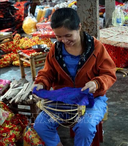 Các nghệ nhân thực hiện các công đoạn trong sản xuất đèn lồng ở thành phố Hội An. Ảnh: Trịnh Bang Nhiệm - TTXVN