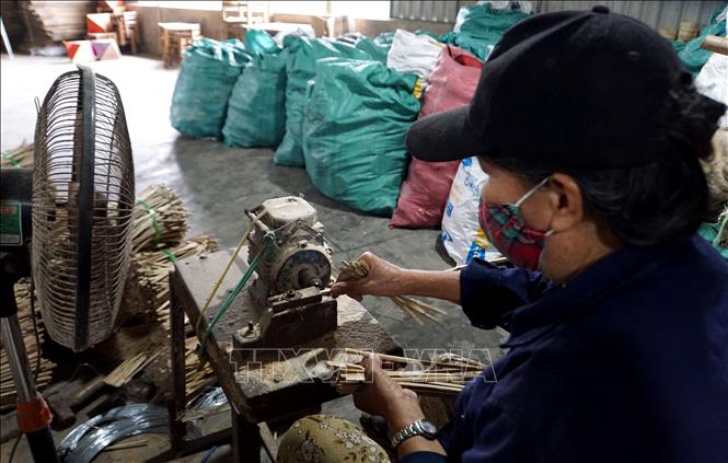 Các nghệ nhân thực hiện các công đoạn trong sản xuất đèn lồng ở thành phố Hội An. Ảnh: Trịnh Bang Nhiệm - TTXVN