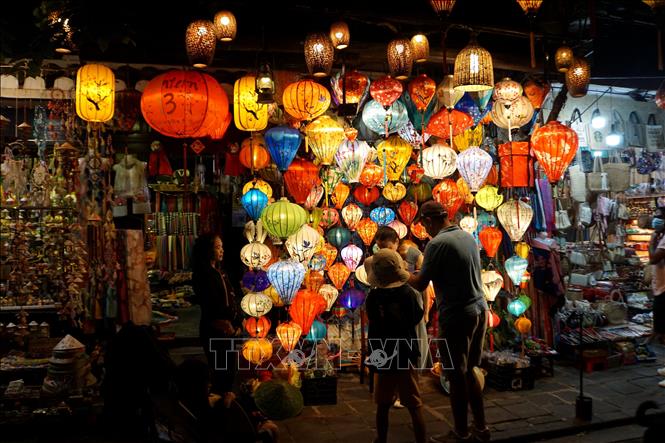 Đèn lồng được treo và bày bán trên các tuyến phố cổ ở thành phố Hội An. Ảnh: Trịnh Bang Nhiệm - TTXVN