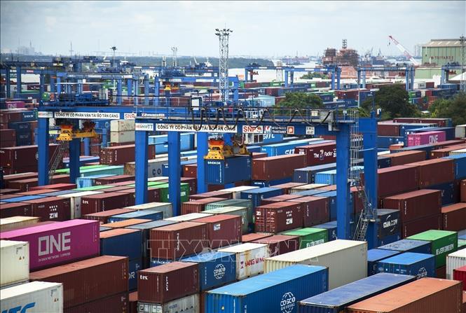 Loading cargo at the Cat Lai New Port in Ho Chi Minh City. VNA Photo: Hồng Đạt 