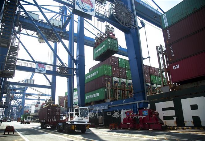 Loading cargo at the Cat Lai New Port in Ho Chi Minh City. VNA Photo: Hồng Đạt 