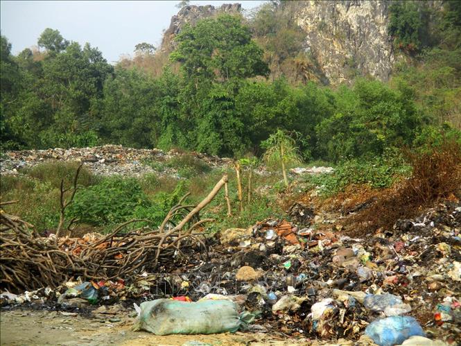 Trong ảnh: Bãi rác tại thị trấn Phong Sơn (Cẩm Thủy, Thanh Hóa) quá tải, gây ô nhiễm môi trường. Ảnh: Nguyễn Nam - TTXVN