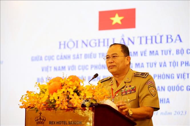 Lieutenant General Khing Sarat, Director of the Anti-Drug Crime Department of Cambodia, speaks at the meeting. VNA Photo: Thành Chung