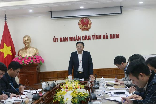 Phó Chủ tịch UBND tỉnh Hà Nam Nguyễn Đức Vượng phát biểu chỉ đạo các biện pháp xử lý sự cố sạt lở đê bối sông Nhuệ. Ảnh: Nguyễn Chinh - TTXVN
