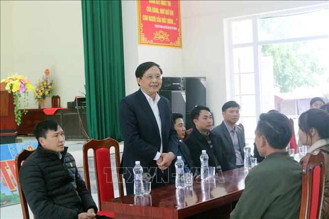 Phó Chủ tịch UBND tỉnh Hà Nam Nguyễn Đức Vượng thăm hỏi, động viên các hộ bị ảnh hưởng trưc tiếp của sự cố sạt lở đê bối sông Nhuệ. Ảnh: Nguyễn Chinh - TTXVN