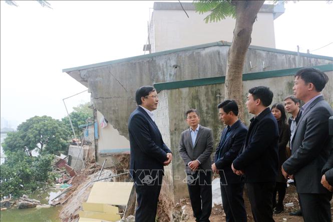 Lãnh đạo tỉnh kiểm tra khu vực sạt lở đê bối sông Nhuệ, thuộc địa bàn thôn 3, xã Phù Vân, thành phố Phủ Lý. Ảnh: Nguyễn Chinh - TTXVN
